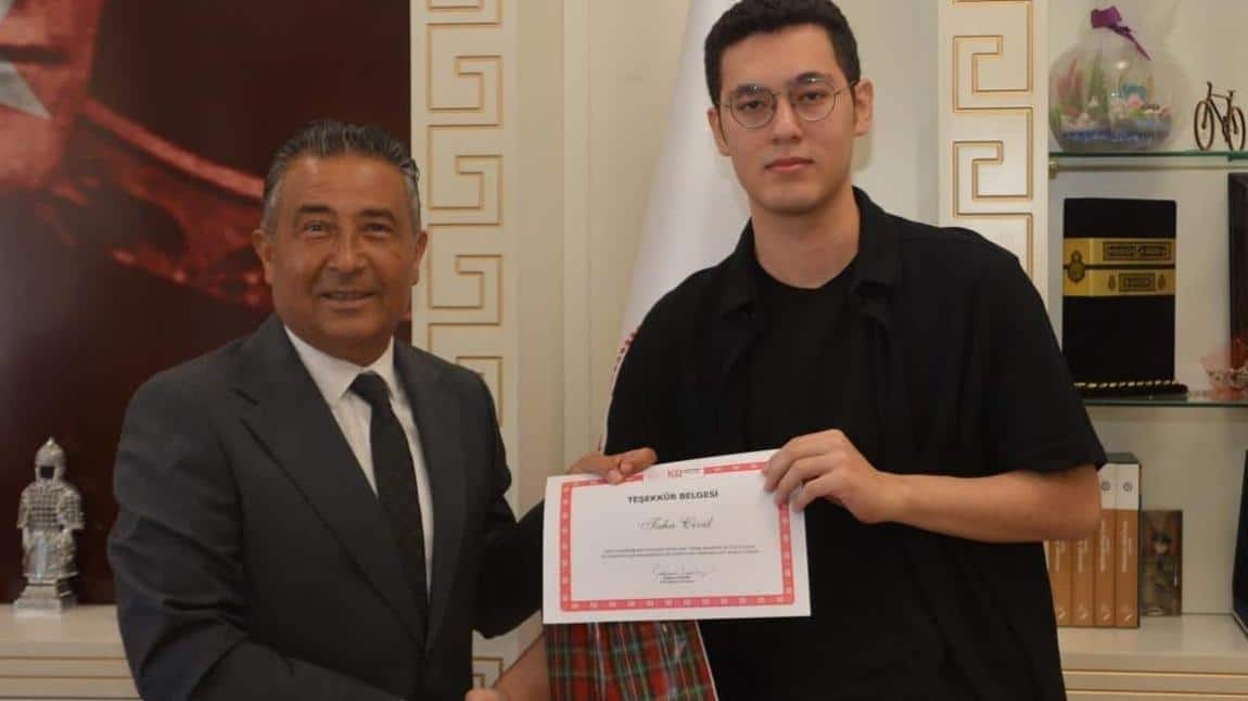 YKS'de Dereceye Giren Öğrencimiz Taha CİVİL ödüllendirildi. 
